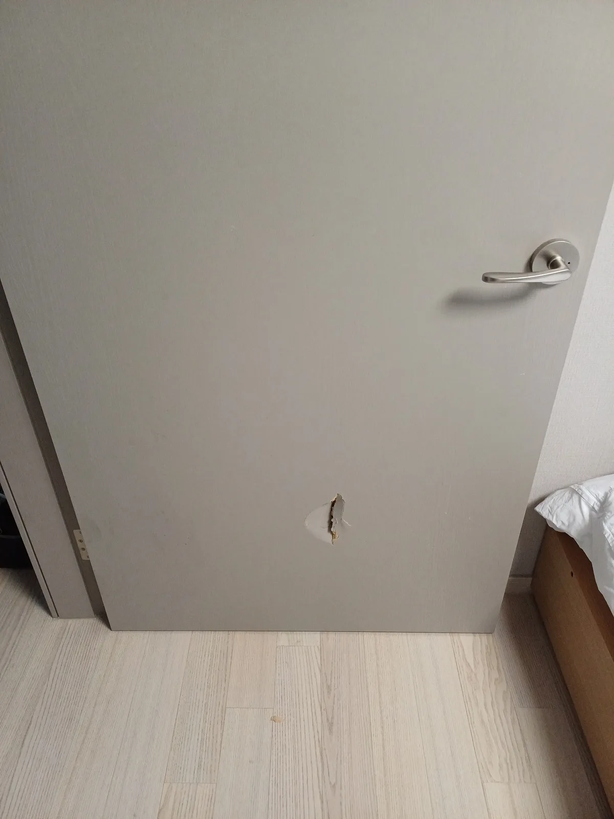 방문 파손 구멍 성형 복원 시공